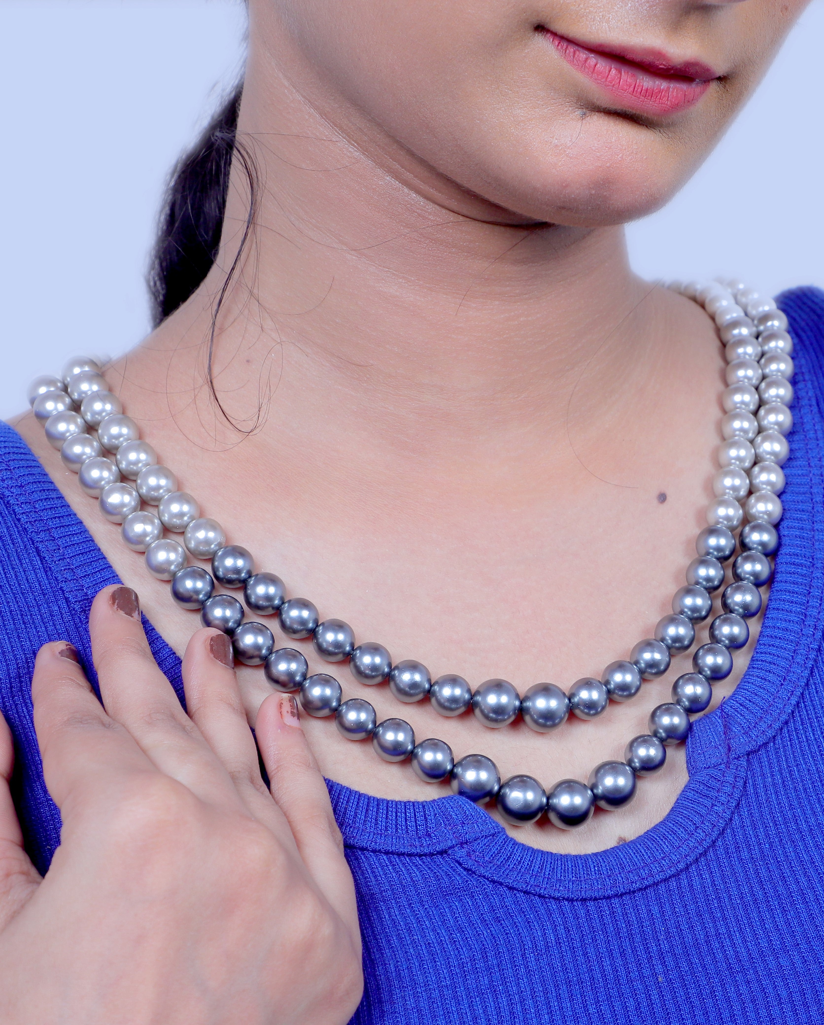 Monochrome Elegance: Double-Layered Shell Pearl Necklace